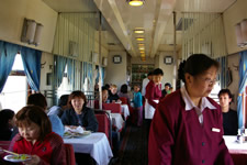 満席の中国列車食堂